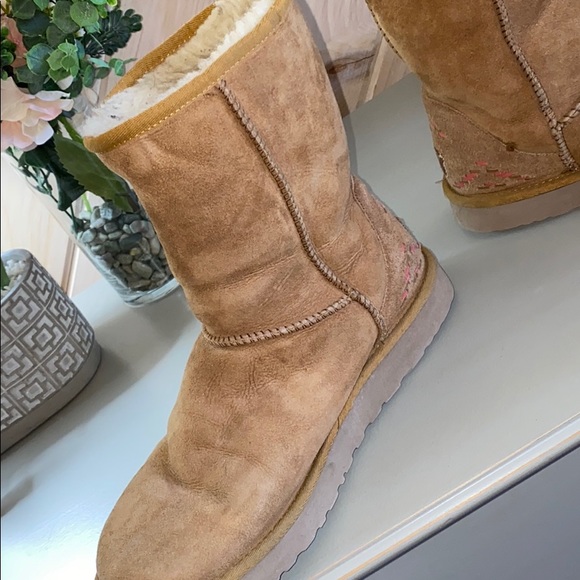 UGGS - Picture 4 of 4
